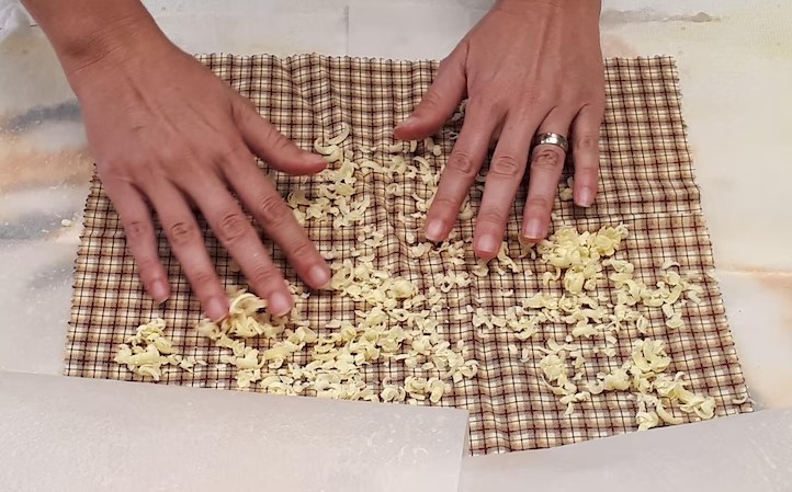 Making bees wax wrap