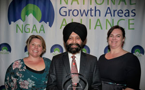 City of Wanneroo Director Assets Harminder Singh (centre) with
Astrolabe Group Director Belinda Campbell Comninos (left) and NGAA Executive Officer
Bronwen Clark.