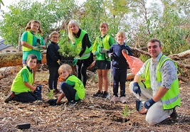 Pearsall Primary School students planting natives and cleaning up litter in Ashbrook Park