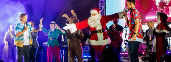 Event with singers and Santa Claus