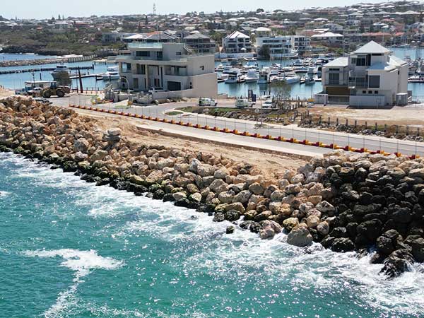 Segment 4 construction works are continuing as planned. All lower breakwater slope sections have been completed and works are now underway on the upper slope and breakwater crest.